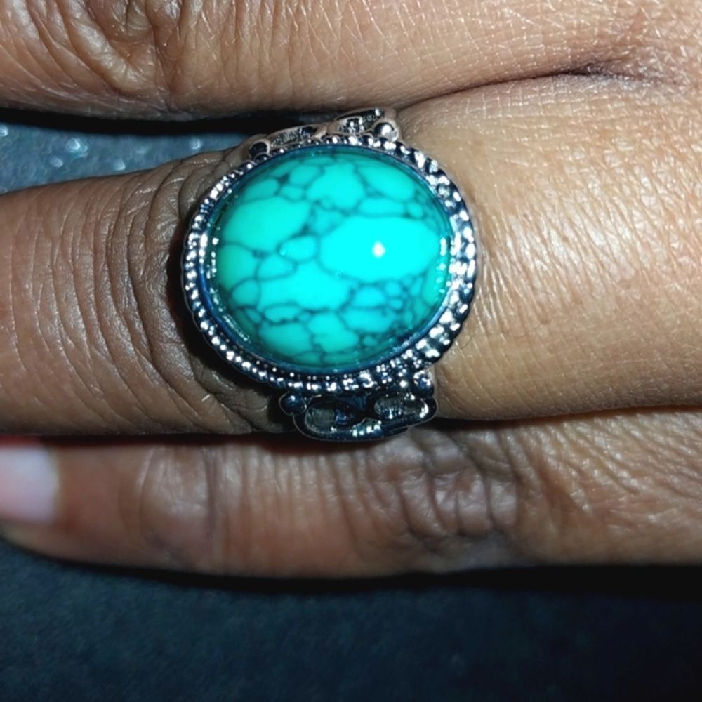 Elegant green Stone Silver Tone Ring sz 5